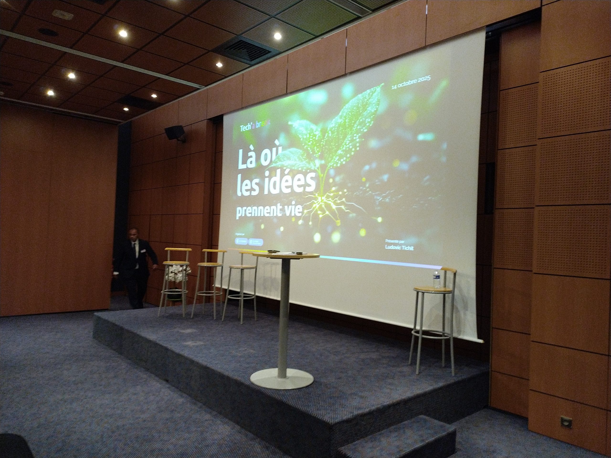 Ludovic Tichit modère une table ronde professionnelle pour la CCI Essonne