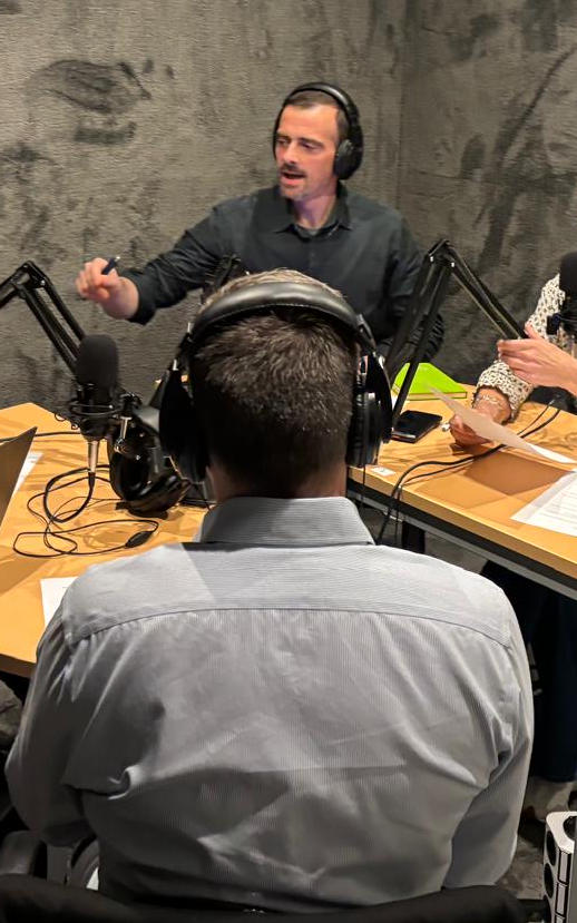 Ludovic Tichit, journaliste animateur, en session d'enregistrement podcast en studio