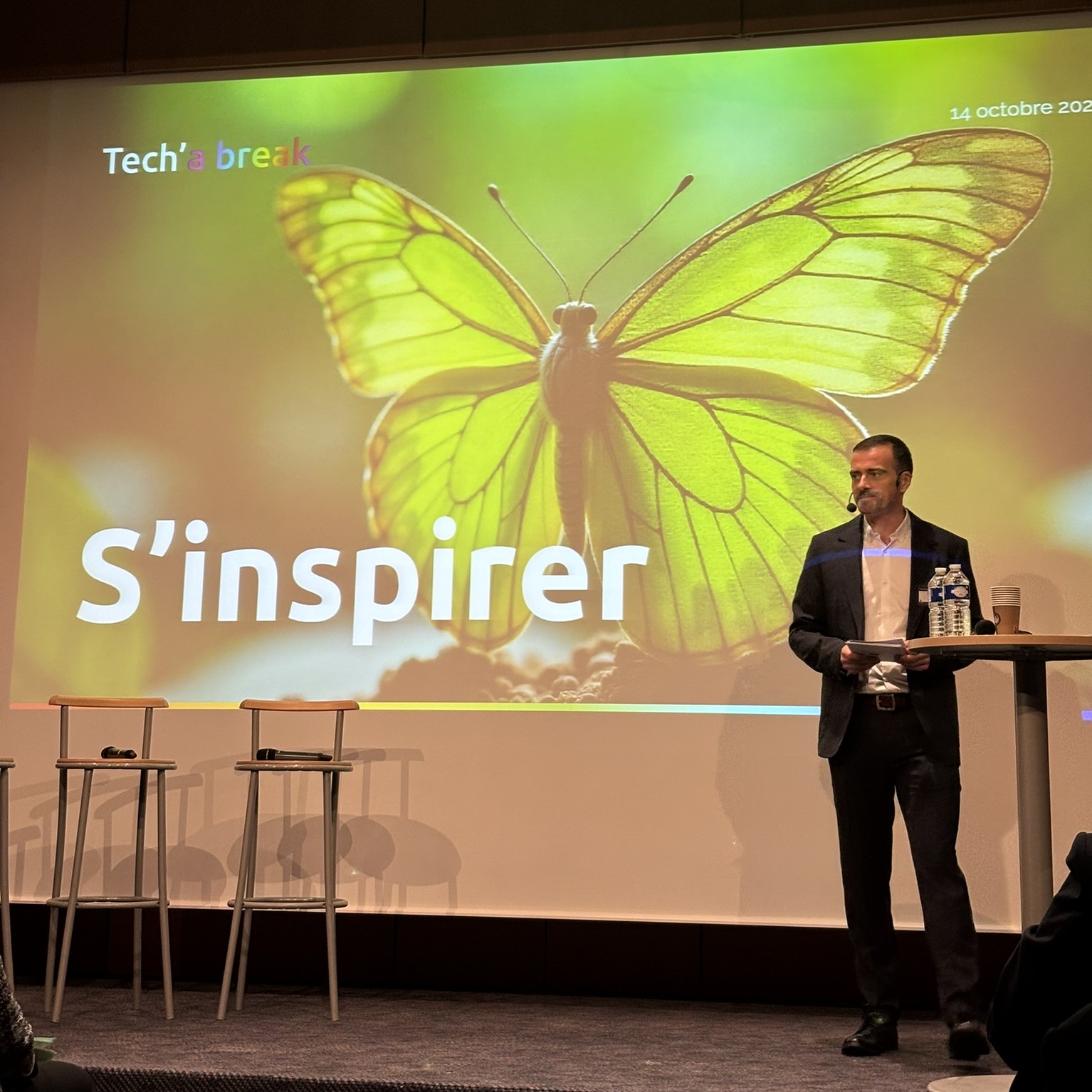 Ludovic Tichit anime une conférence d'entreprise sur scène